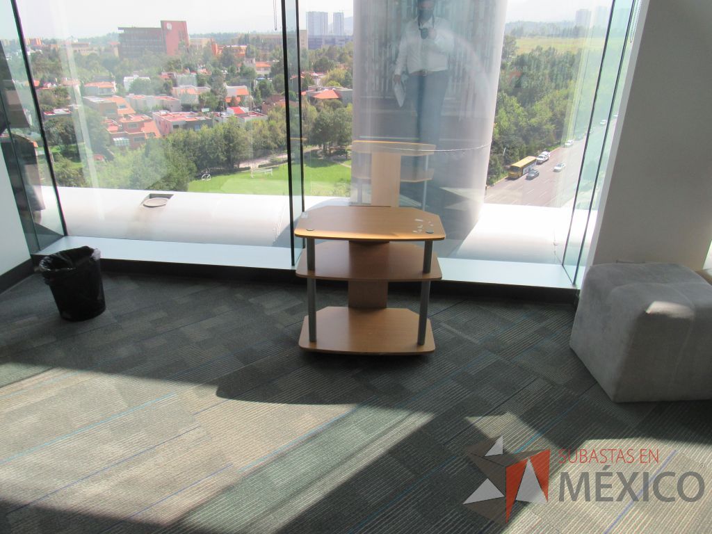 Lote 046 - Mesa de apoyo con 1 repisa color madera - Imagen 4