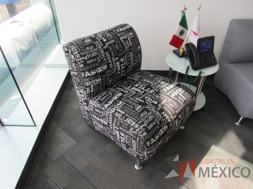 Lote 048 - Sillón de 1 plaza con 2 patas metálicas, asiento y respaldo en tela - Imagen 2