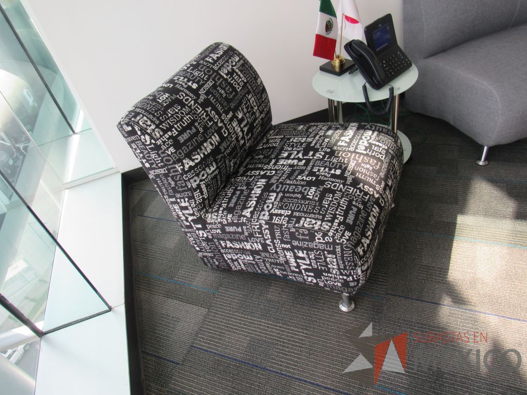 Lote 048 - Sillón de 1 plaza con 2 patas metálicas, asiento y respaldo en tela - Imagen 3