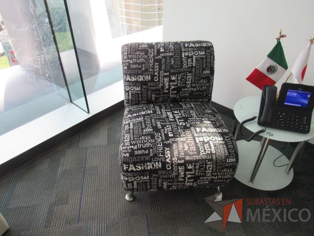Lote 048 - Sillón de 1 plaza con 2 patas metálicas, asiento y respaldo en tela - Imagen 4