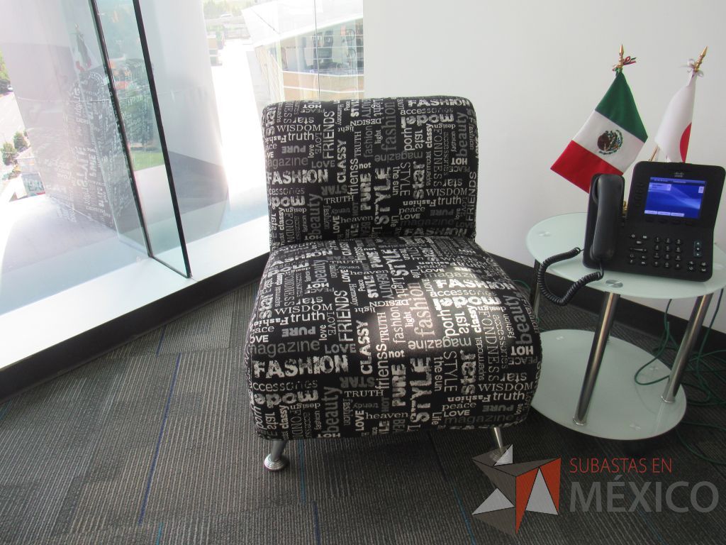 Lote 048 - Sillón de 1 plaza con 2 patas metálicas, asiento y respaldo en tela
