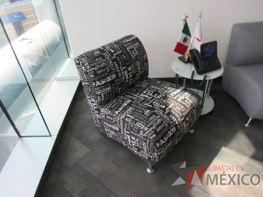 Lote 048 - Sillón de 1 plaza con 2 patas metálicas, asiento y respaldo en tela - Imagen 5