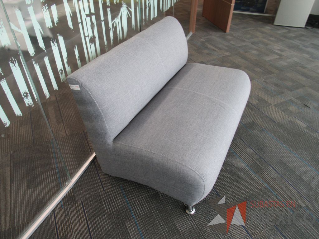 Lote 087 - Sillón de 2 plazas con 2 patas metálicas, asiento y respaldo en tela - Imagen 2