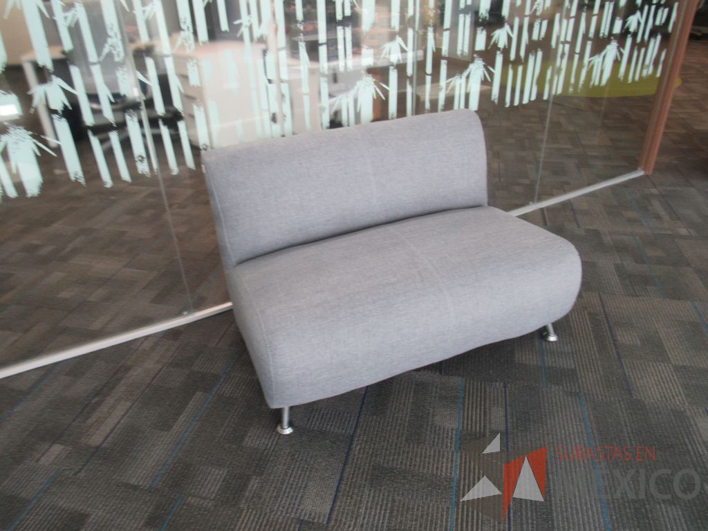 Lote 087 - Sillón de 2 plazas con 2 patas metálicas, asiento y respaldo en tela - Imagen 3