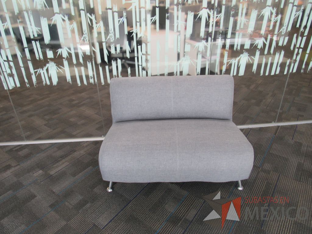 Lote 087 - Sillón de 2 plazas con 2 patas metálicas, asiento y respaldo en tela - Imagen 4