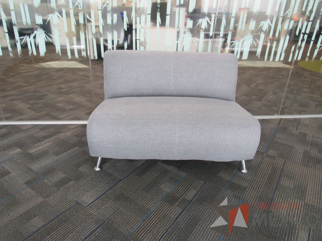 Lote 087 - Sillón de 2 plazas con 2 patas metálicas, asiento y respaldo en tela