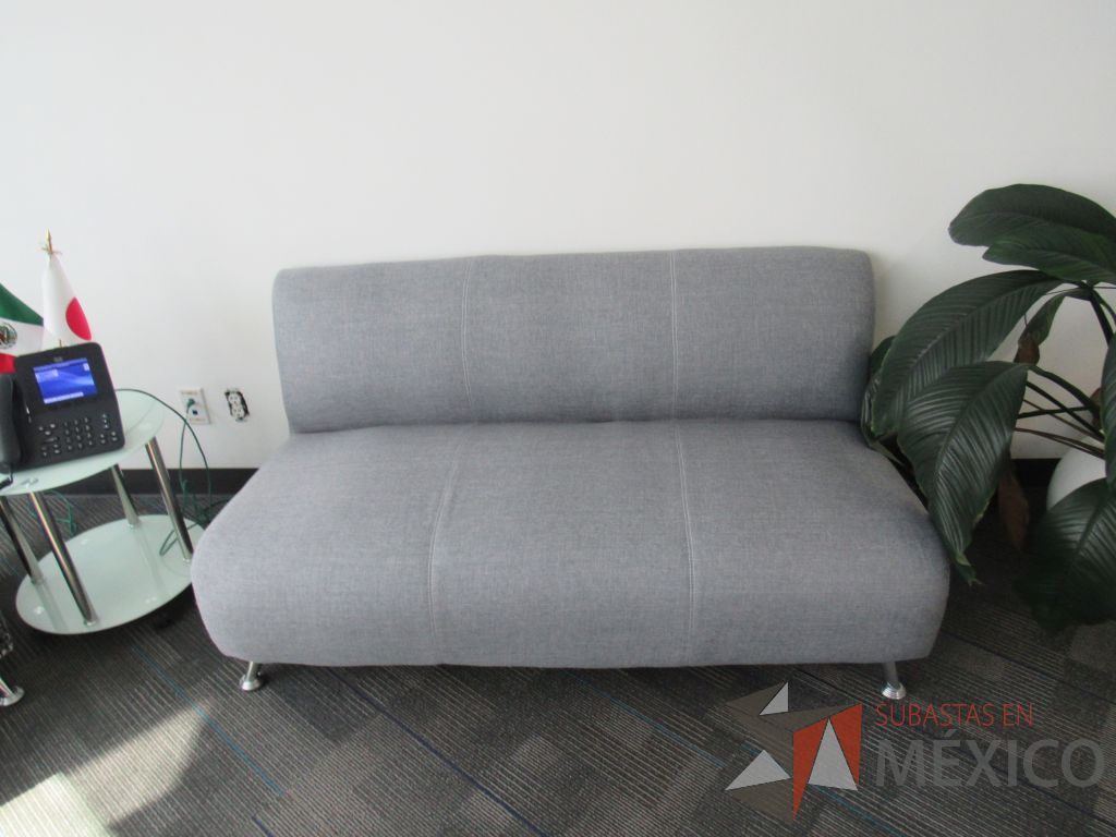 Lote 088 - Sillón de 3 plazas con 2 patas metálicas, asiento y respaldo en tela