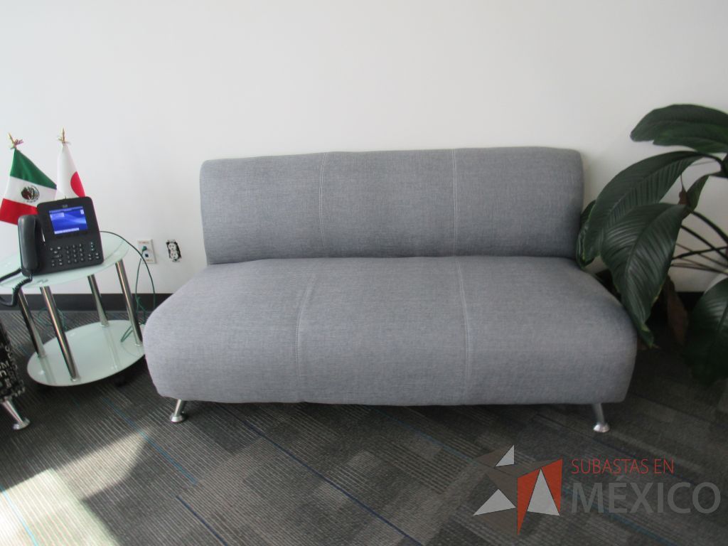 Lote 088 - Sillón de 3 plazas con 2 patas metálicas, asiento y respaldo en tela - Imagen 2