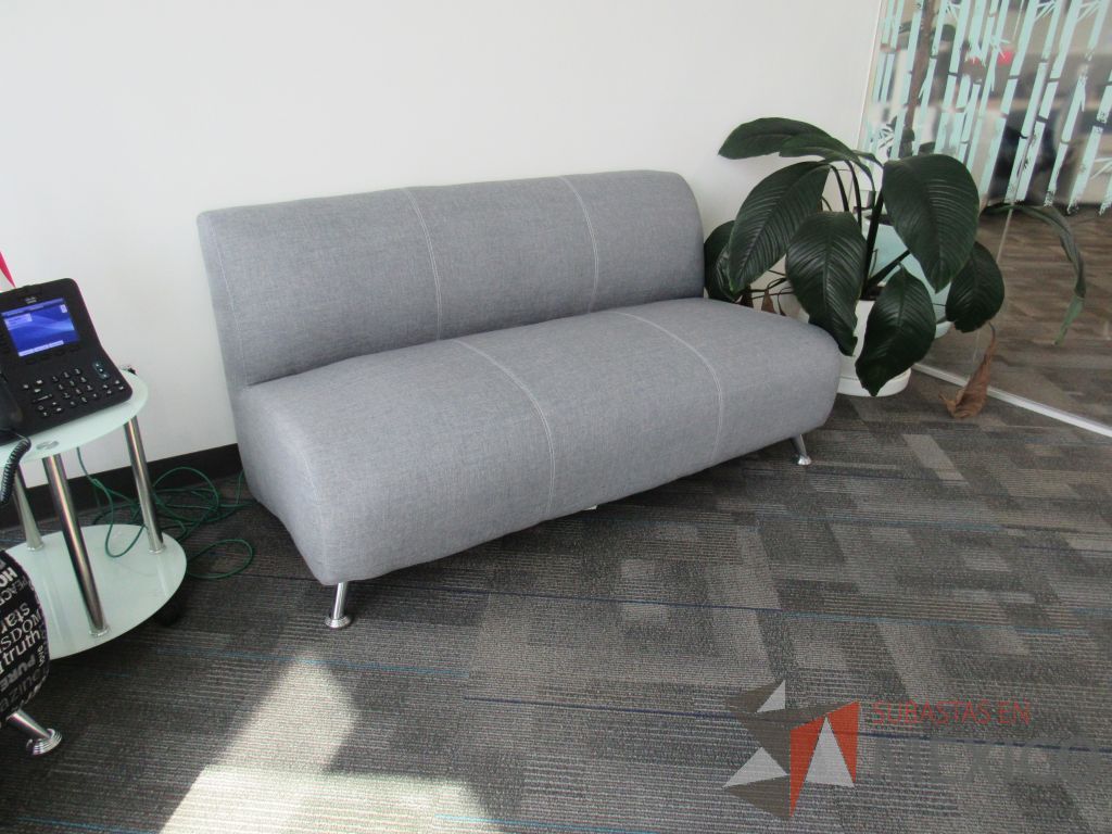 Lote 088 - Sillón de 3 plazas con 2 patas metálicas, asiento y respaldo en tela - Imagen 3