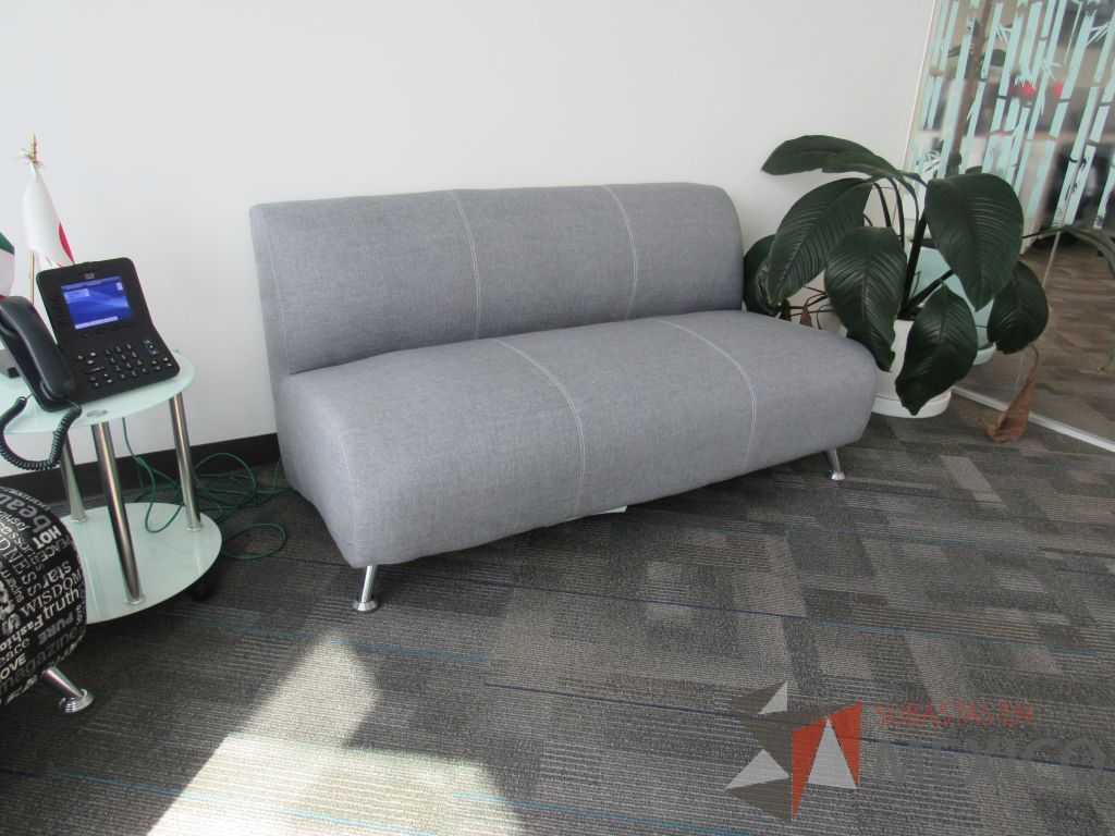 Lote 088 - Sillón de 3 plazas con 2 patas metálicas, asiento y respaldo en tela - Imagen 4
