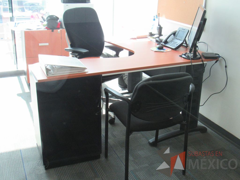 Lote 049 - Oficina Ejecutiva con escritorio en escuadra, Archivero y Credenza - Imagen 7