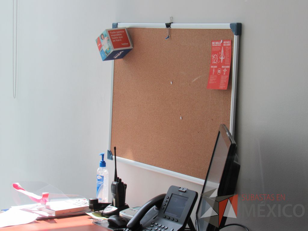 Lote 049 - Oficina Ejecutiva con escritorio en escuadra, Archivero y Credenza - Imagen 8