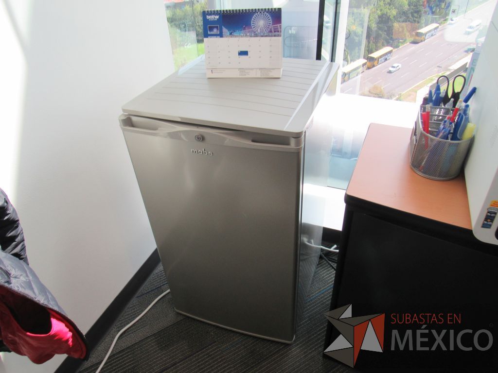 Lote 094 - Oficina Ejecutiva con escritorio en escuadra, gabinete y credenza - Imagen 4