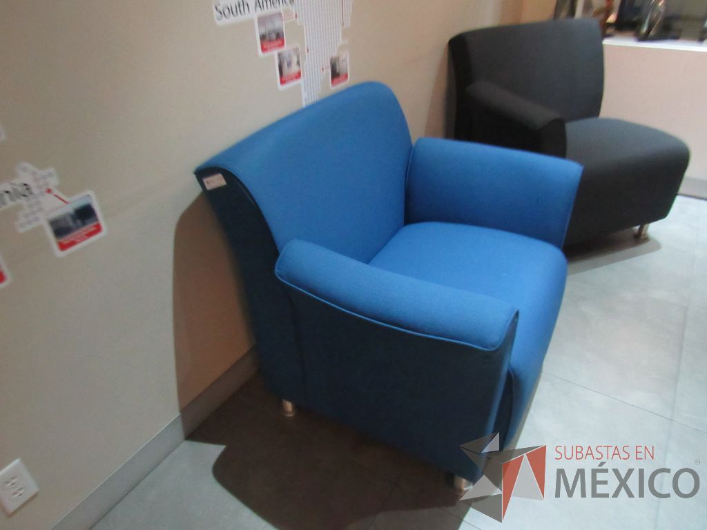 Lote 051 - Sillón de 1 plaza con descansa brazos, asiento y respaldo en tela color azul - Imagen 2