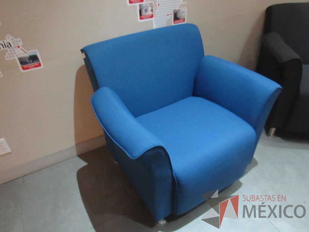 Lote 051 - Sillón de 1 plaza con descansa brazos, asiento y respaldo en tela color azul