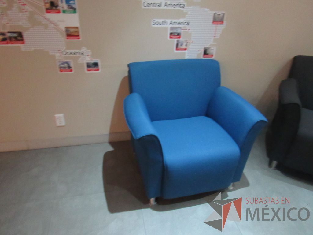 Lote 051 - Sillón de 1 plaza con descansa brazos, asiento y respaldo en tela color azul - Imagen 3
