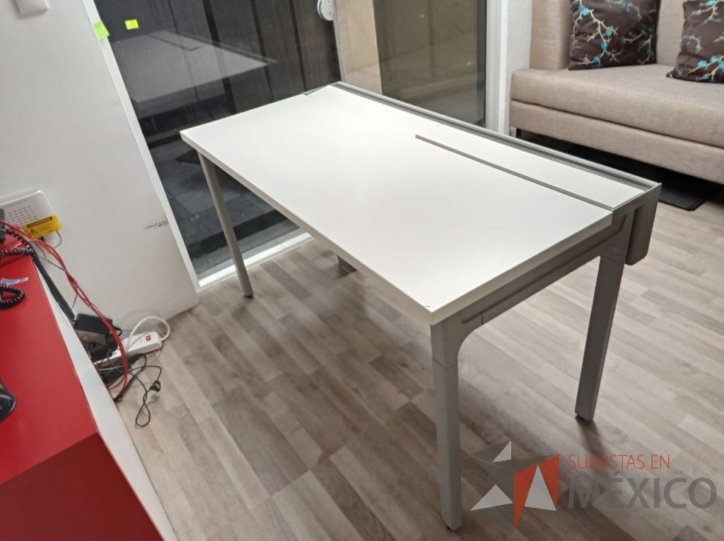 Lote 025 - Escritorio con 4 pata metálicas, accesorio para conexiones y cubierta color blanco