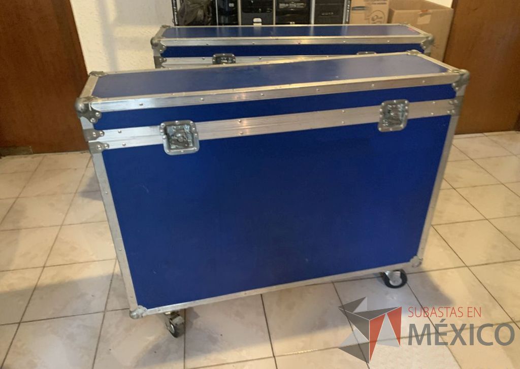 Lote 021 – Case profesional para protección pantallas, con manijas, chapas y ruedas 118x32x82 cm