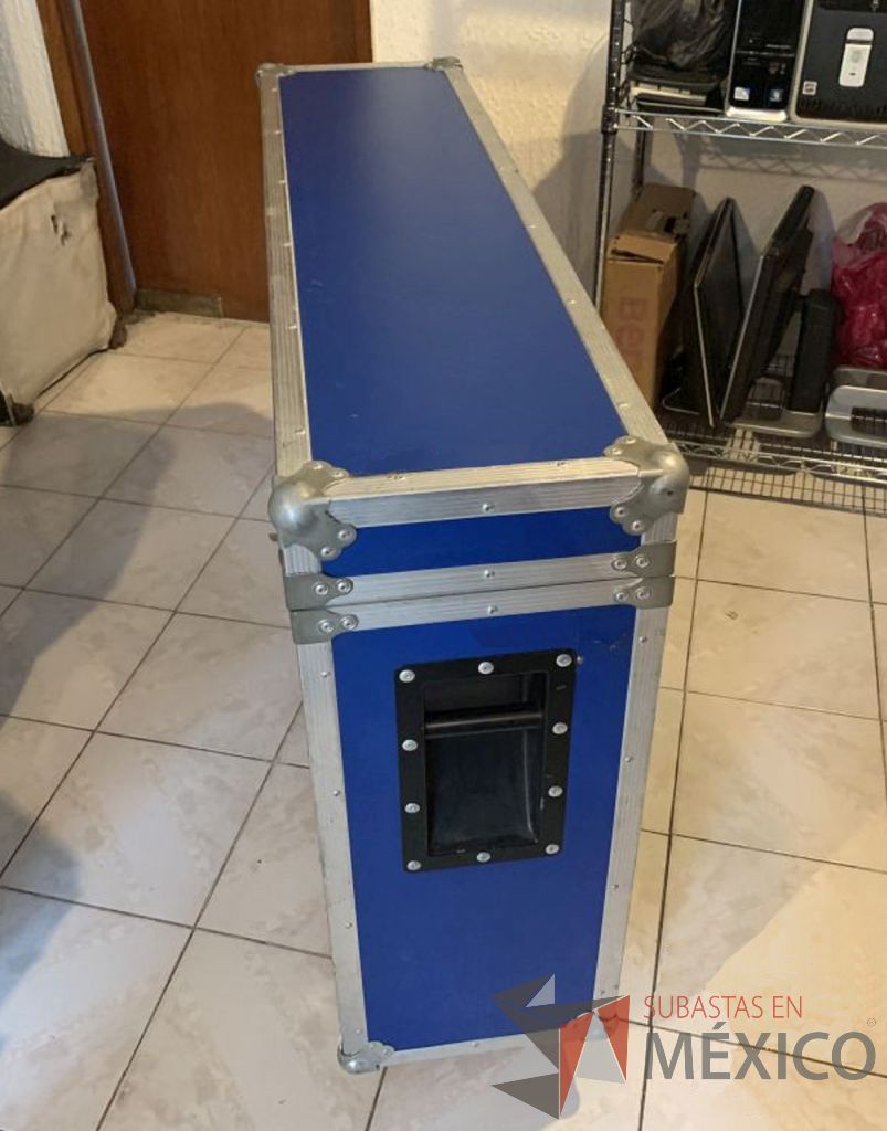 Lote 021 – Case profesional para protección pantallas, con manijas, chapas y ruedas 118x32x82 cm - Imagen 2