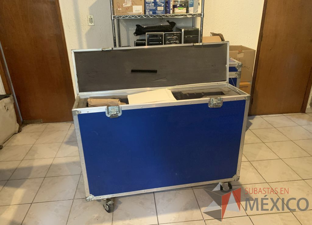Lote 021 – Case profesional para protección pantallas, con manijas, chapas y ruedas 118x32x82 cm - Imagen 3