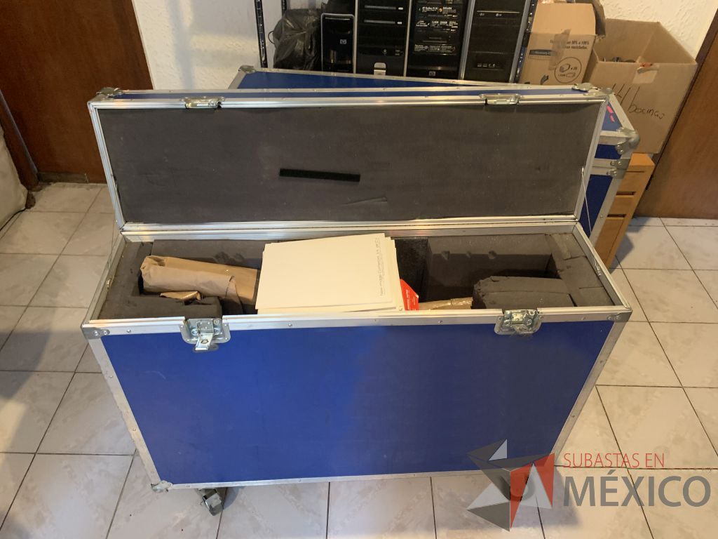 Lote 021 – Case profesional para protección pantallas, con manijas, chapas y ruedas 118x32x82 cm - Imagen 4