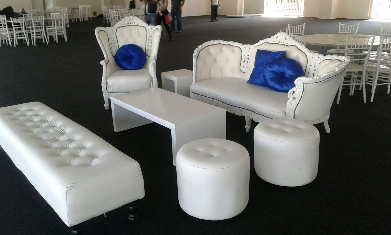 Lote 002 - Sala conformada por 3 Sillones y 3 Mesas Luis XV