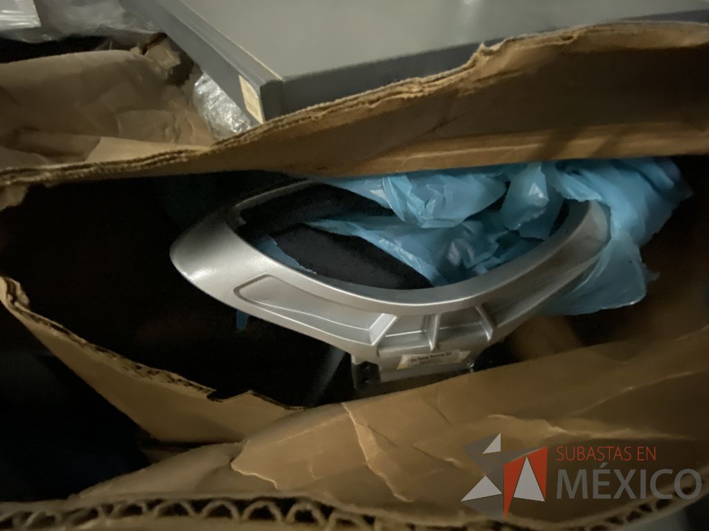 Lote 032 - 350 piezas para estaciones de trabajo, 2 mamparas altas con 4 gavetas y silla tipo piel - Imagen 7