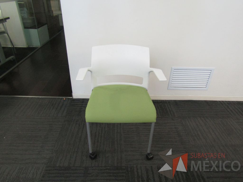 Lote 417 - 5 Sillas de visita con 4 patas metálicas, ruedas, descansabrazos, asiento en tela y respaldo liso color blanco - Imagen 12