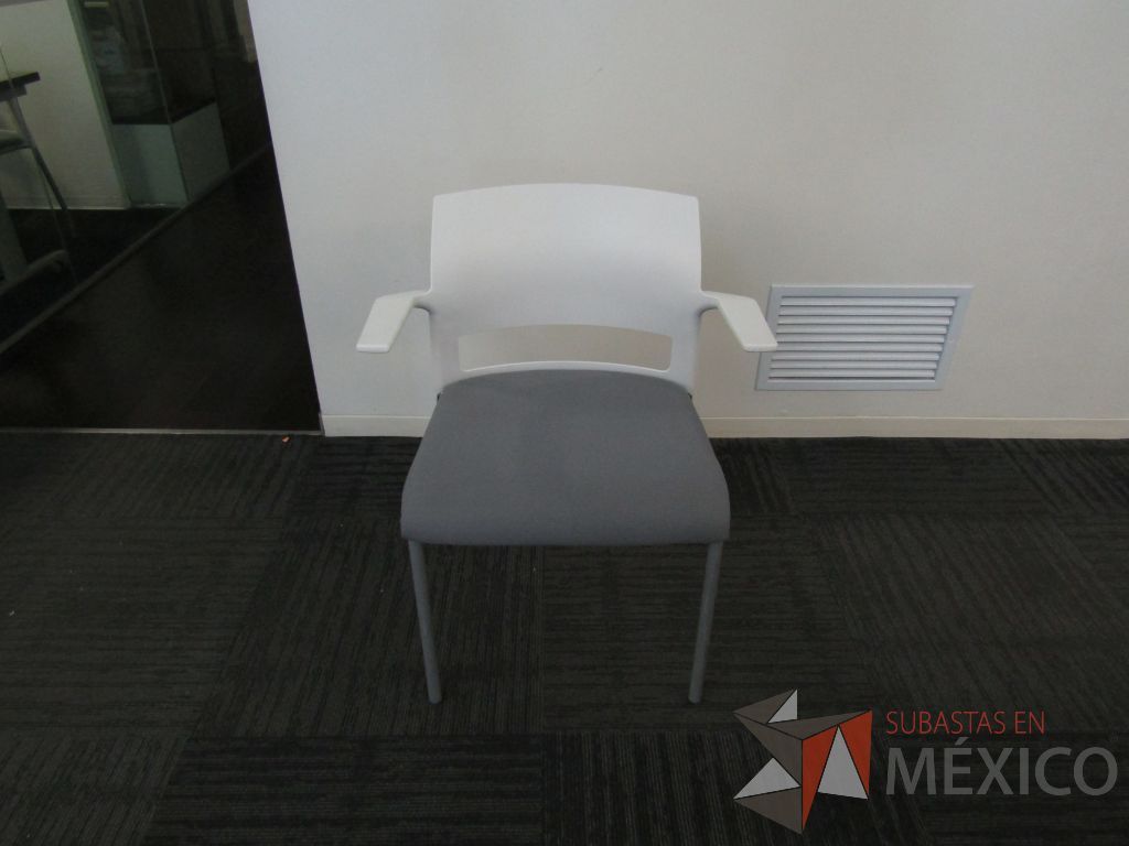 Lote 271 - 5 Silla de visita con 4 patas metálicas, descansabrazos, asiento en tela color gris y respaldo liso color blanco. - Imagen 10