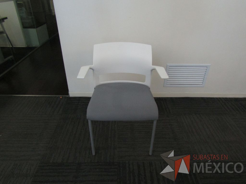 Lote 323 - 5 Sillas de visita con 4 patas metálicas, descansabrazos, asiento en tela color gris y respaldo liso color blanco. - Imagen 3