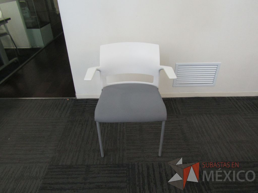 Lote 235 - 5 Sillas de visita con 4 patas metálicas, descansabrazos, asiento en tela color gris y respaldo liso color blanco. - Imagen 4
