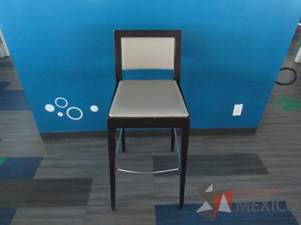 Lote 082 - 4 Silla altas con descansa pies, estructura de madera , asiento y respaldo en tela color beige