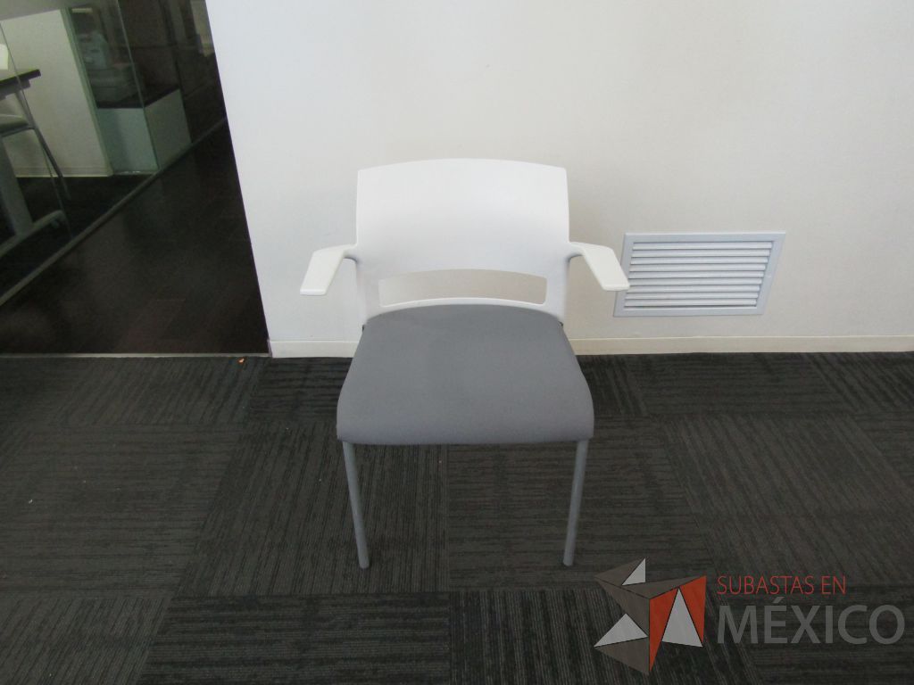 Lote 235 - 5 Sillas de visita con 4 patas metálicas, descansabrazos, asiento en tela color gris y respaldo liso color blanco. - Imagen 5