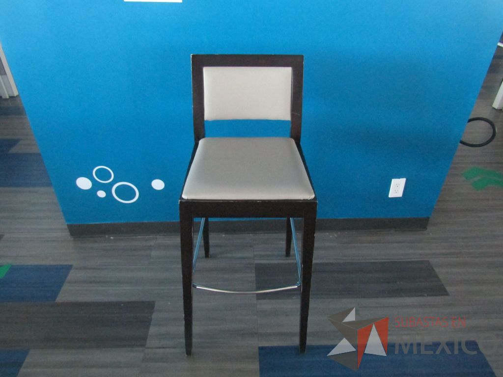 Lote 082 - 4 Silla altas con descansa pies, estructura de madera , asiento y respaldo en tela color beige - Imagen 2