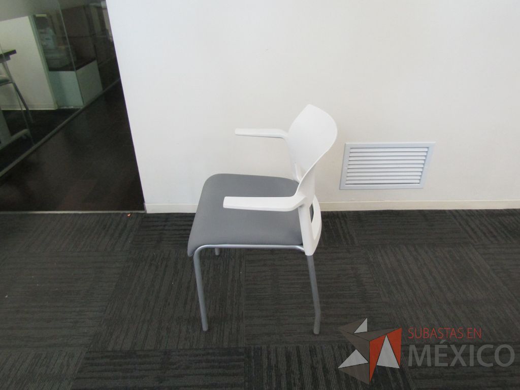 Lote 271 - 5 Silla de visita con 4 patas metálicas, descansabrazos, asiento en tela color gris y respaldo liso color blanco. - Imagen 7