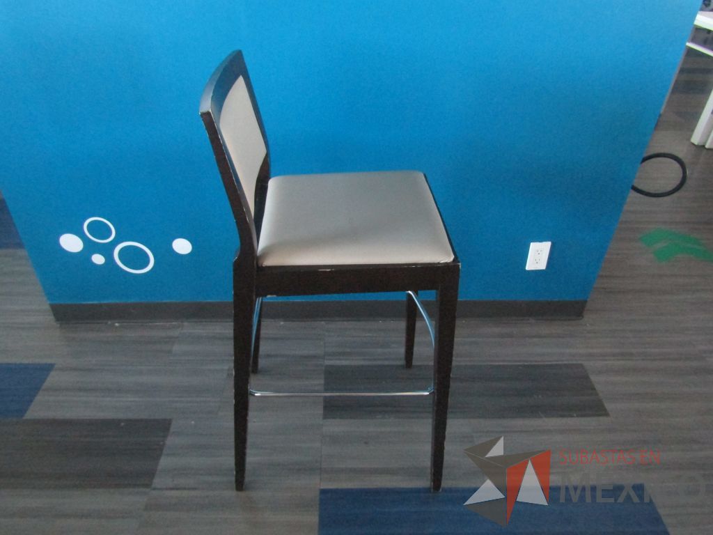 Lote 082 - 4 Silla altas con descansa pies, estructura de madera , asiento y respaldo en tela color beige - Imagen 3