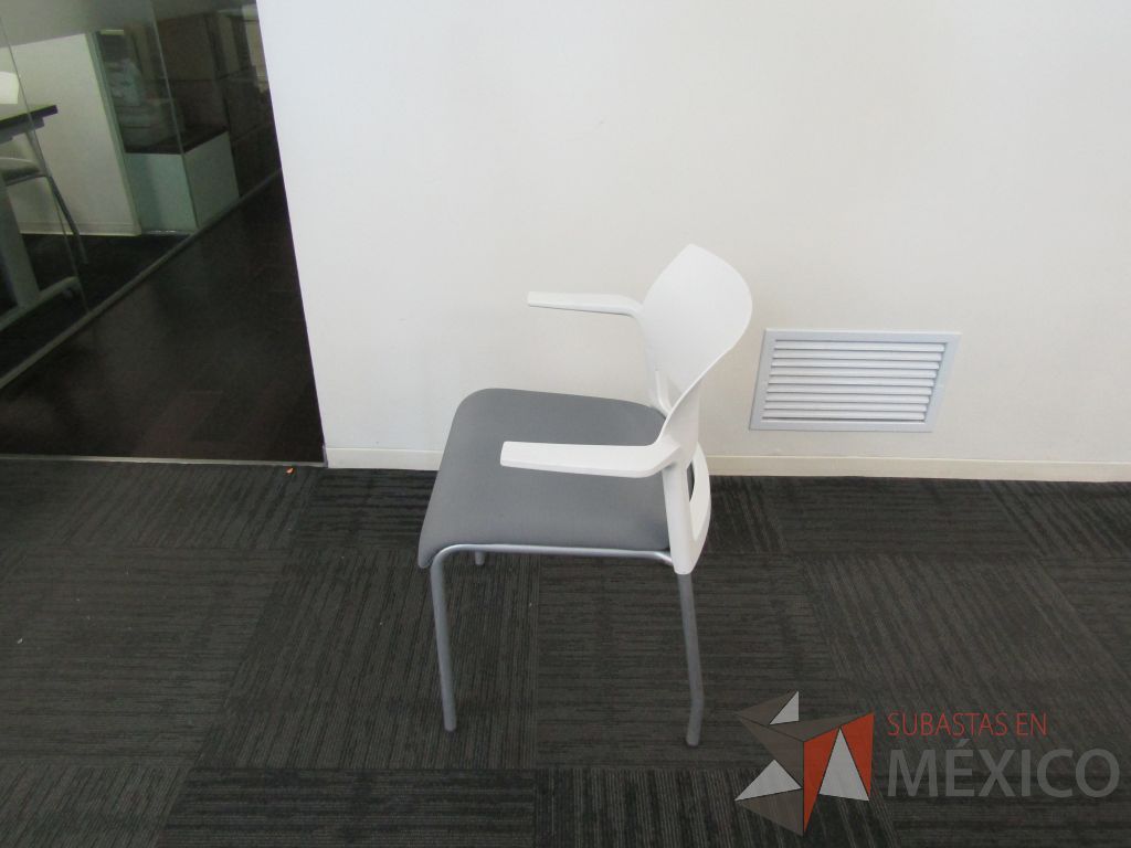 Lote 271 - 5 Silla de visita con 4 patas metálicas, descansabrazos, asiento en tela color gris y respaldo liso color blanco. - Imagen 6