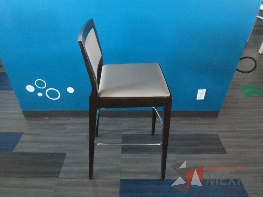 Lote 082 - 4 Silla altas con descansa pies, estructura de madera , asiento y respaldo en tela color beige - Imagen 4