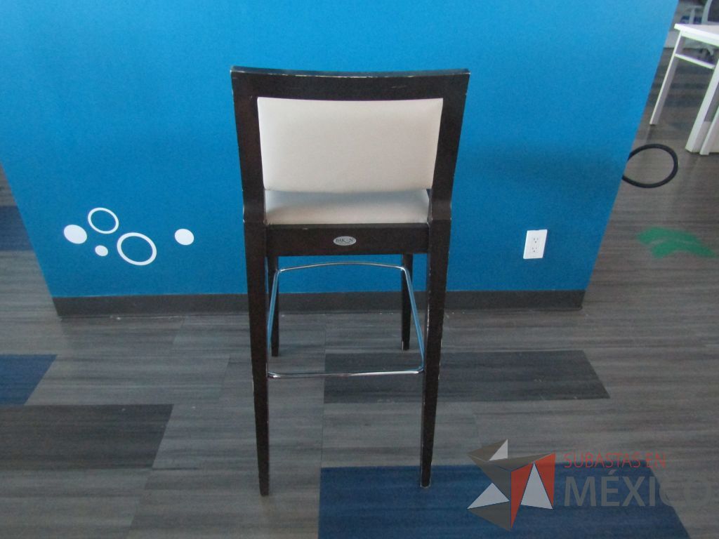 Lote 082 - 4 Silla altas con descansa pies, estructura de madera , asiento y respaldo en tela color beige - Imagen 5