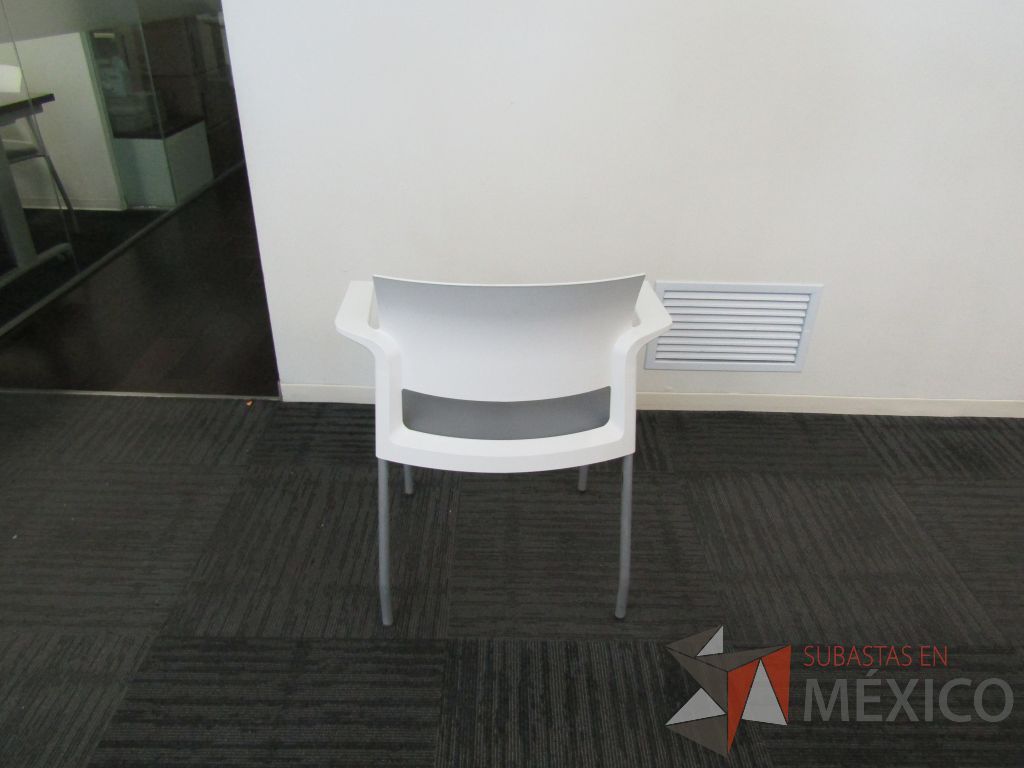 Lote 167 - 10 Sillas de visitas con 4 patas metálicas, descansabrazos, asiento en tela color gris y respaldo liso color blanco. - Imagen 5