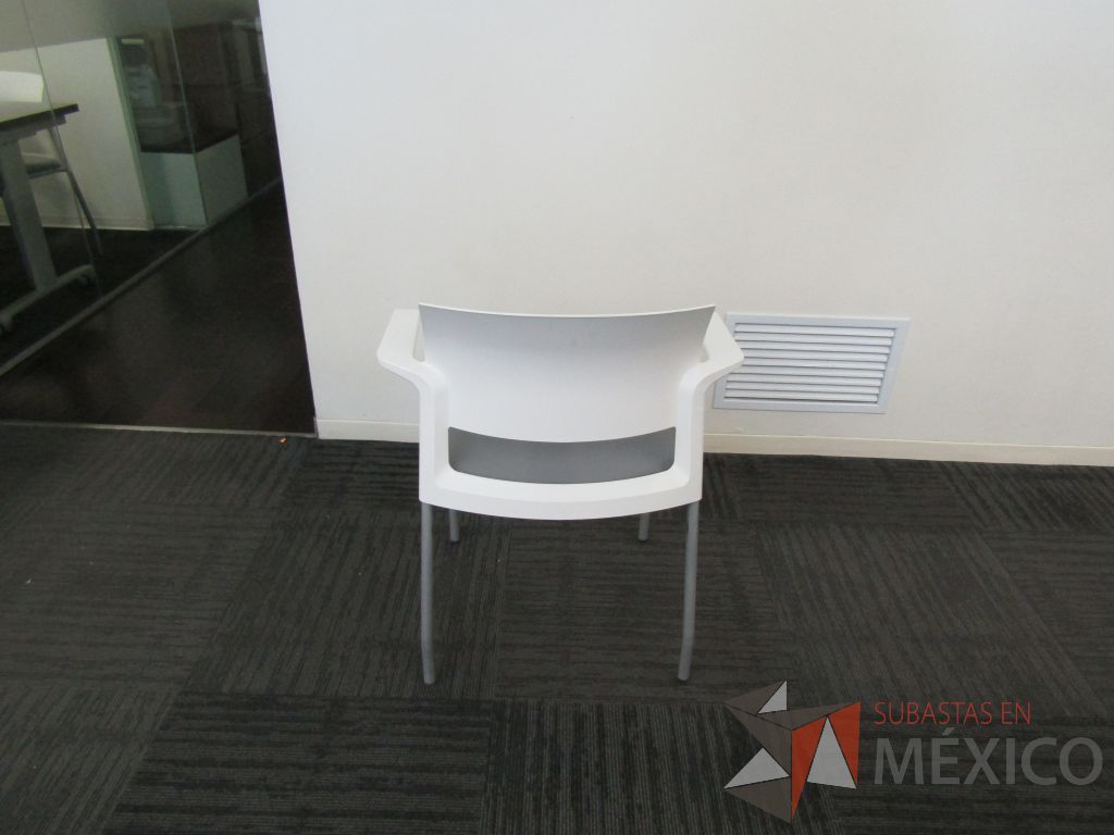 Lote 323 - 5 Sillas de visita con 4 patas metálicas, descansabrazos, asiento en tela color gris y respaldo liso color blanco. - Imagen 9