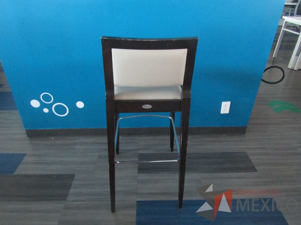 Lote 082 - 4 Silla altas con descansa pies, estructura de madera , asiento y respaldo en tela color beige - Imagen 6