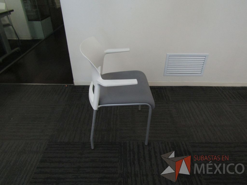 Lote 235 - 5 Sillas de visita con 4 patas metálicas, descansabrazos, asiento en tela color gris y respaldo liso color blanco. - Imagen 10