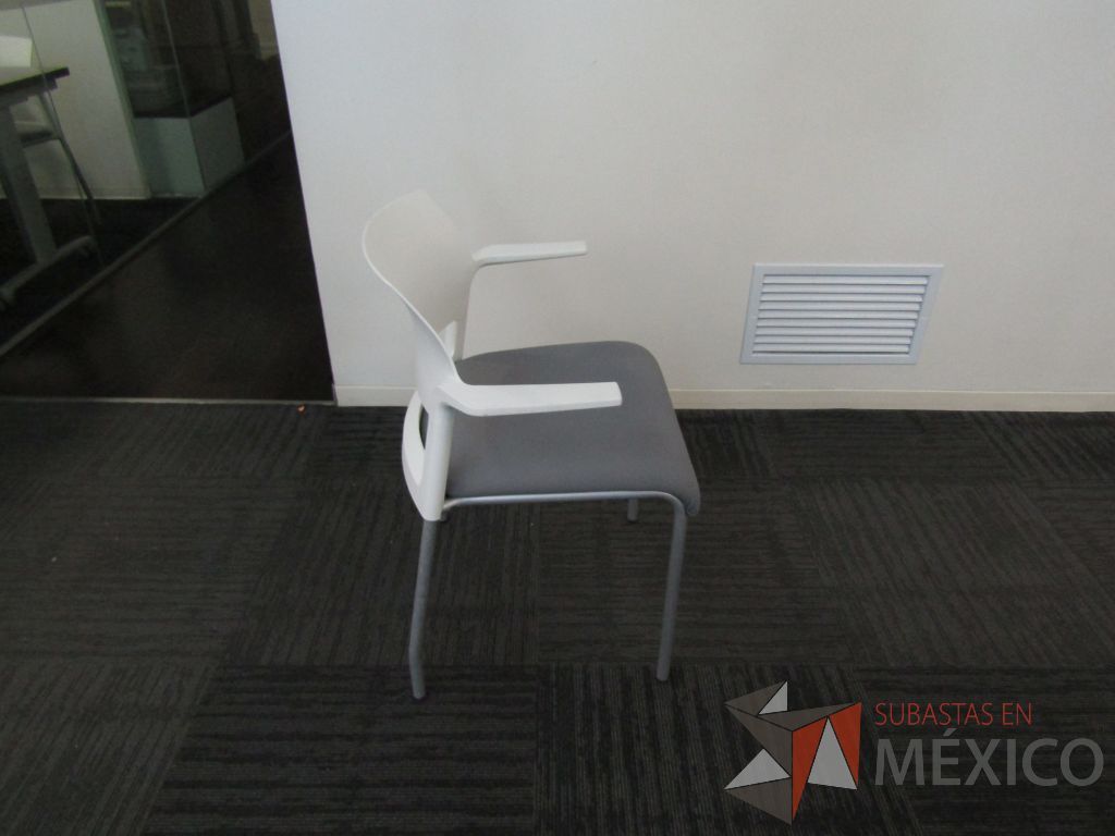 Lote 323 - 5 Sillas de visita con 4 patas metálicas, descansabrazos, asiento en tela color gris y respaldo liso color blanco. - Imagen 11
