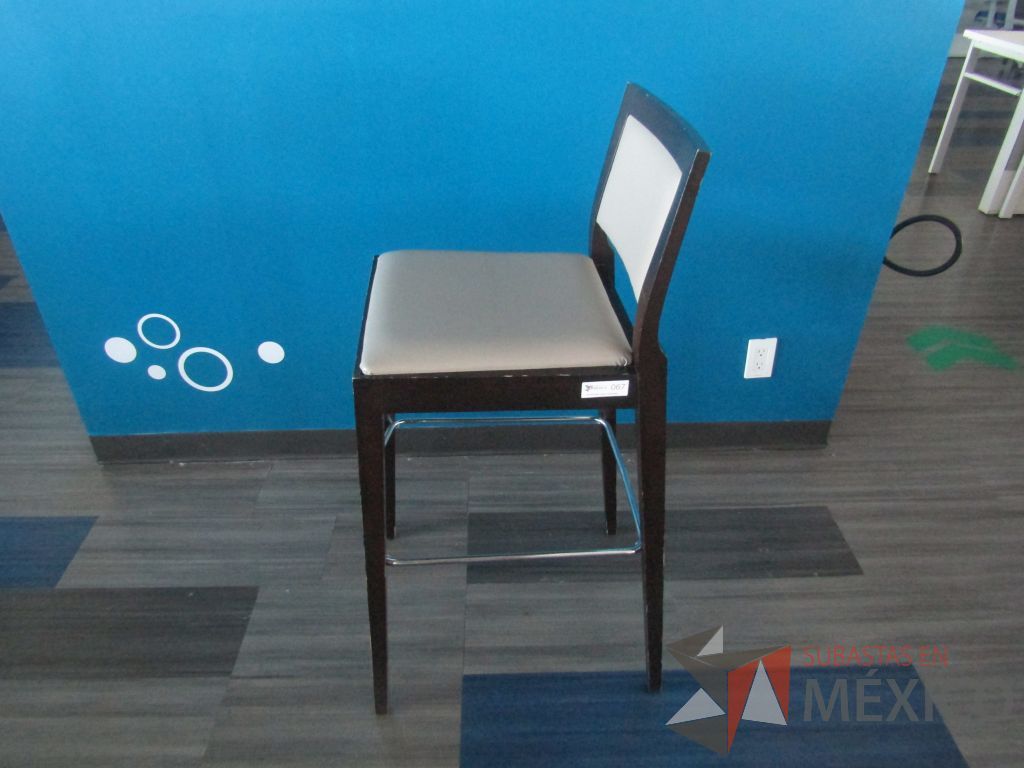 Lote 082 - 4 Silla altas con descansa pies, estructura de madera , asiento y respaldo en tela color beige - Imagen 9