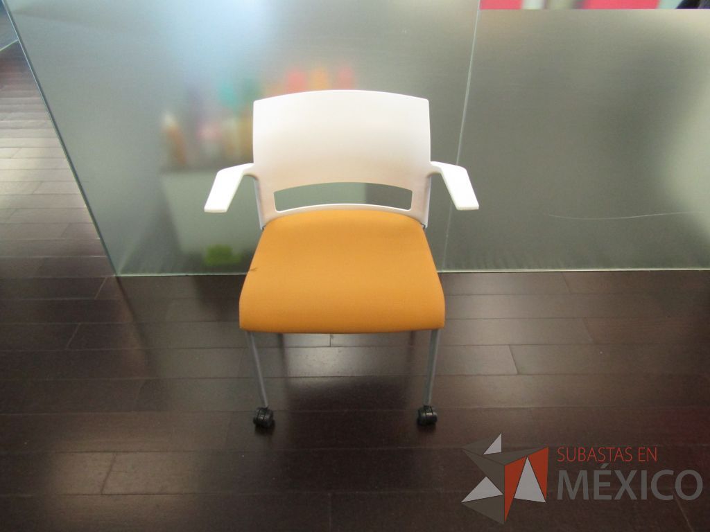 Lote 417 - 5 Sillas de visita con 4 patas metálicas, ruedas, descansabrazos, asiento en tela y respaldo liso color blanco - Imagen 2