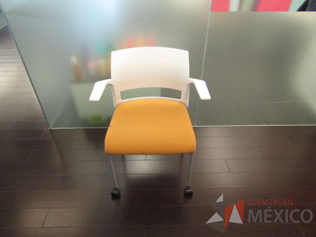 Lote 417 - 5 Sillas de visita con 4 patas metálicas, ruedas, descansabrazos, asiento en tela y respaldo liso color blanco - Imagen 3