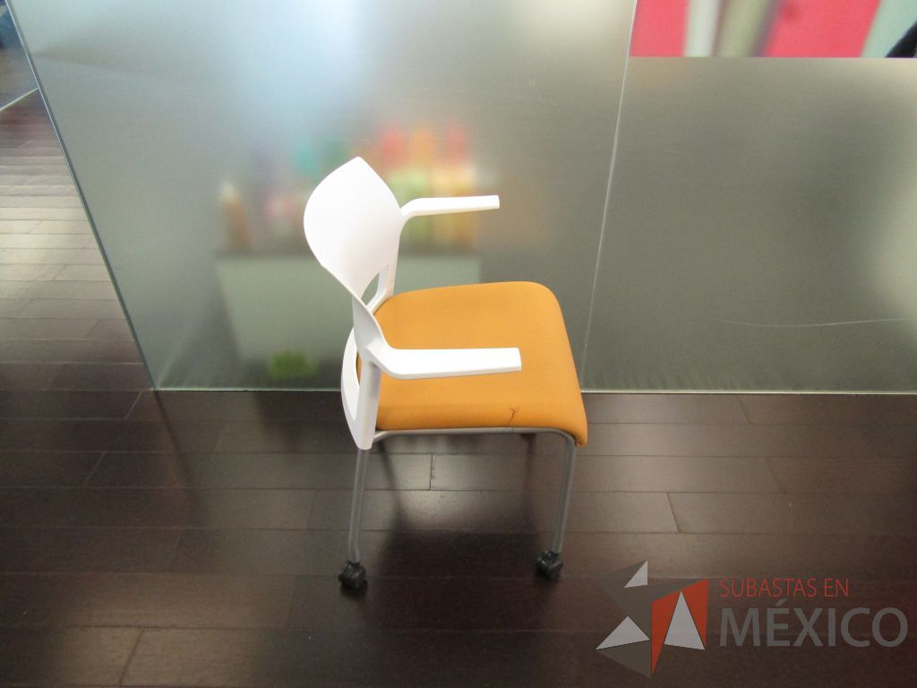 Lote 417 - 5 Sillas de visita con 4 patas metálicas, ruedas, descansabrazos, asiento en tela y respaldo liso color blanco - Imagen 5
