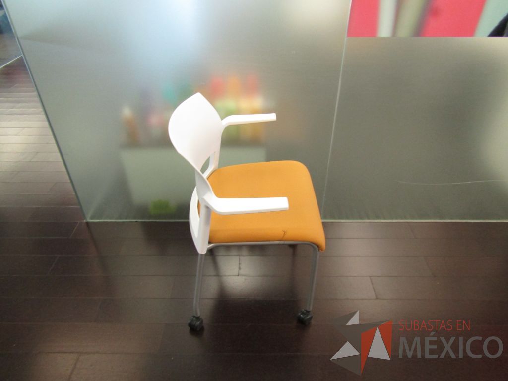 Lote 417 - 5 Sillas de visita con 4 patas metálicas, ruedas, descansabrazos, asiento en tela y respaldo liso color blanco - Imagen 6