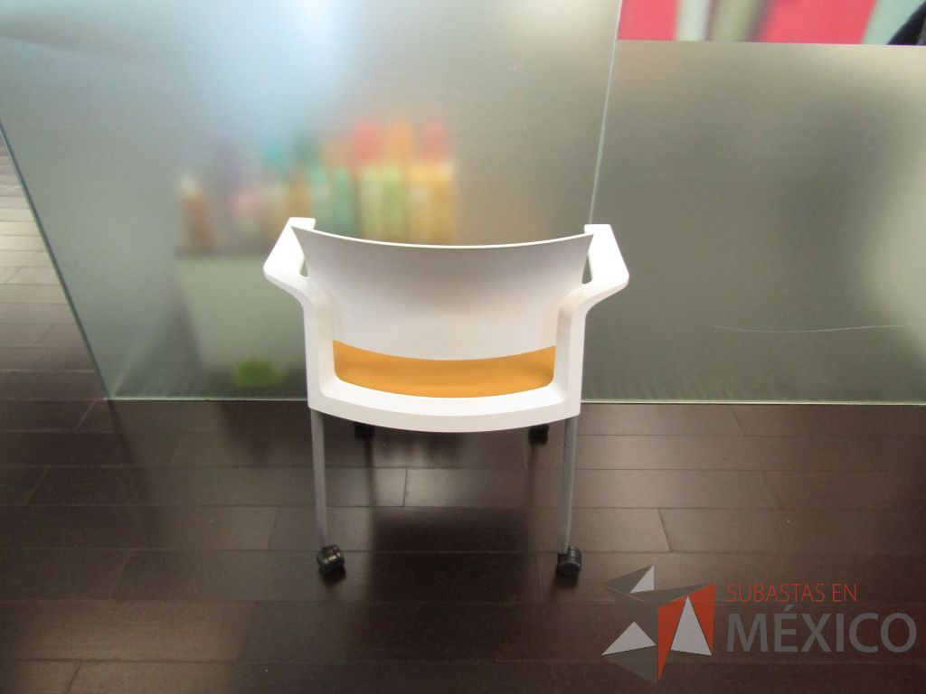 Lote 252 - 5 Sillas de visita con 4 patas metálicas, ruedas, descansabrazos, asiento en tela y respaldo liso color blanco. (Diferentes colores) - Imagen 5
